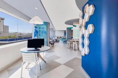 Una televisión o centro de entretenimiento en One Mazatlán