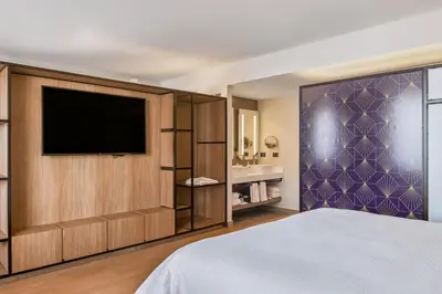 Una televisión o centro de entretenimiento en Fiesta Inn Mazatlán