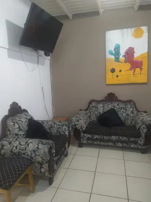 Zona de estar de Departamento familiar accesible , cerca del consulado y centros comerciales