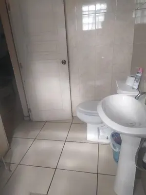 Un baño de Departamento familiar accesible , cerca del consulado y centros comerciales