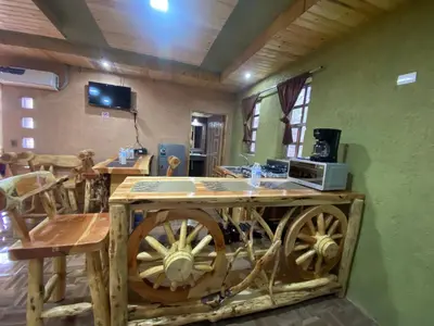 Una televisión o centro de entretenimiento en Cabañas Rochivo Ranch