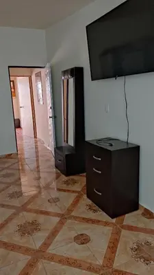 Una televisión o centro de entretenimiento en ApartADE