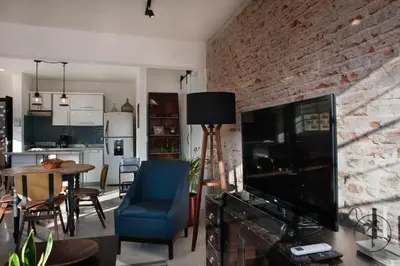 Zona de estar de Cozy Apt. w/ Private Balcony & Great Lighting- Romanita 1