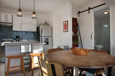 Una cocina o zona de cocina en Cozy Apt. w/ Private Balcony & Great Lighting- Romanita 1