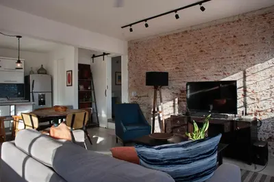 Una televisión o centro de entretenimiento en Cozy Apt. w/ Private Balcony & Great Lighting- Romanita 1