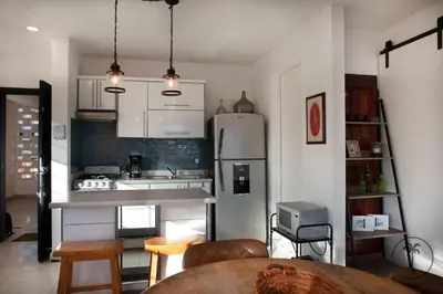 Una cocina o zona de cocina en Cozy Apt. w/ Private Balcony & Great Lighting- Romanita 1