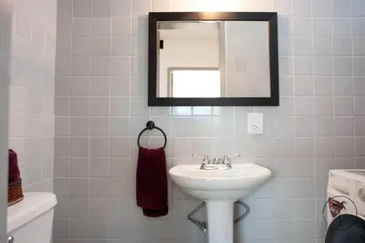 Un baño de Acogedor Dpto Bien Ubicado con Buena Iluminación - Romanita 2