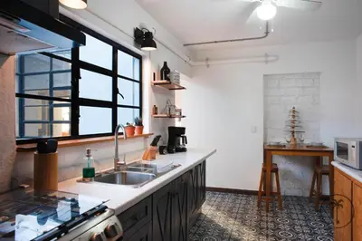 Una cocina o zona de cocina en Acogedor Dpto Bien Ubicado con Buena Iluminación - Romanita 2