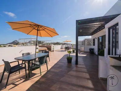 Un balcón o terraza de Comfy Apartment with Stylish Furnishings & Private Balcony - Antigua
