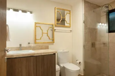 Un baño de Stylish Apt. w/ Rooftop, Infinity Pool & Sea View