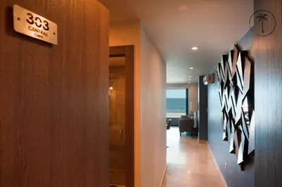 Plano de Stylish Apt. w/ Rooftop, Infinity Pool & Sea View