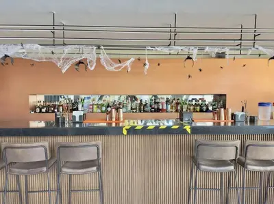 El salón o zona de bar de A pie de playa con hermosas vistas by G P S rentas