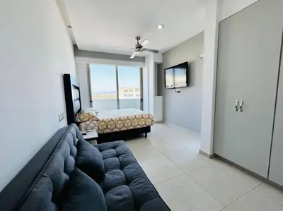 Una televisión o centro de entretenimiento en A pie de playa con hermosas vistas by G P S rentas