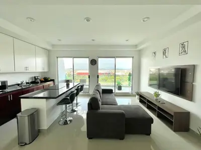 Una cocina o zona de cocina en The One D12 Sobre el Malecón Vista al Estadio de Baseball