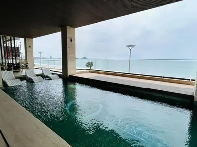 Piscina en o cerca de Elegante con vista al mar y malecón by G P S rentas