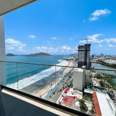 Elegante con vista al mar y malecón by G P S rentas