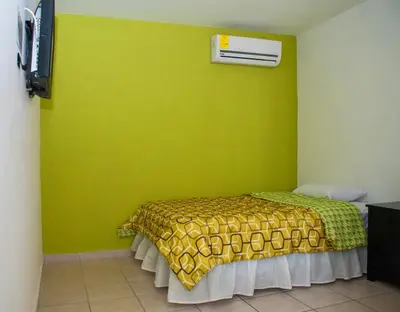 Una televisión o centro de entretenimiento en Hotel Bugambilias