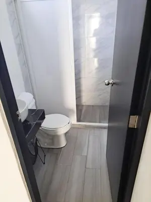 Un baño de Blanco Sereno - Depto 2 - 2 Min Malecón