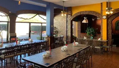 Un restaurante o sitio para comer en Hotel Los Arcos