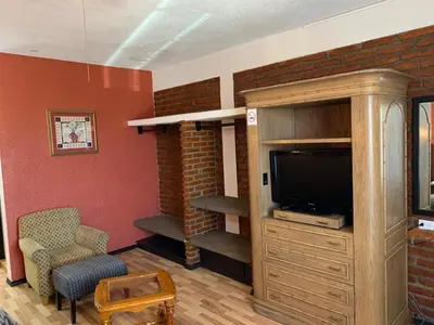 Una televisión o centro de entretenimiento en Hotel Los Arcos