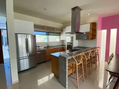 Una cocina o zona de cocina en Hermosa casa de playa con vista al mar y albercas!