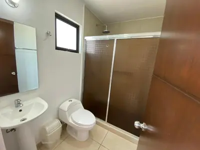 Un baño de Excelente Casa y Cómoda en Cerritos - Residencial Palmilla I