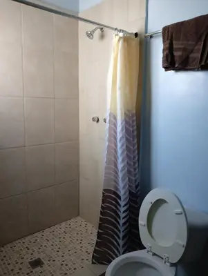 Un baño de Hospedaje JrzConsulado