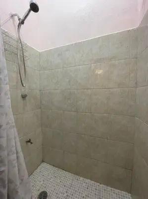 Un baño de Bonito departamento con dos habitaciones.