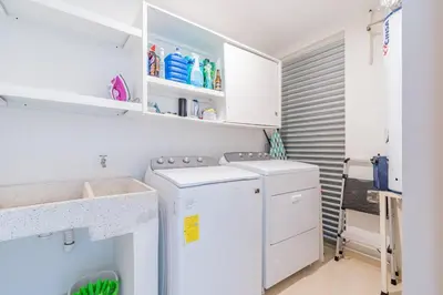 Una cocina o zona de cocina en Hermoso Condo al Pie de la Playa Camino al Mar