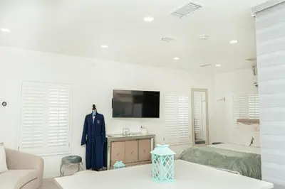 Una televisión o centro de entretenimiento en Luxury Lofts With Private Pool