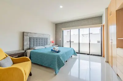 Cama o camas de una habitación en Lujoso Condominio Tiburon a 3 Cuadras de la Playa