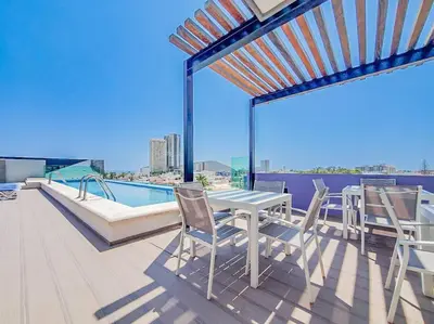 Piscina en o cerca de Lujoso Condominio Tiburon a 3 Cuadras de la Playa