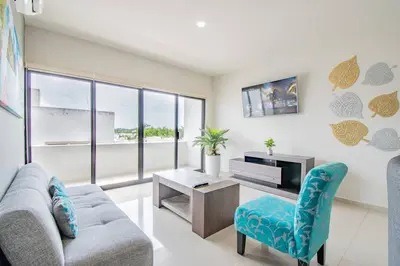 Zona de estar de Lujoso Condominio Tiburon a 3 Cuadras de la Playa