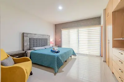 Cama o camas de una habitación en Lujoso Condominio Tiburon a 3 Cuadras de la Playa