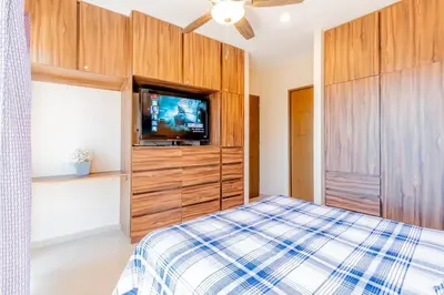 Una televisión o centro de entretenimiento en Lindo Condo a 1 cuadra de la playa