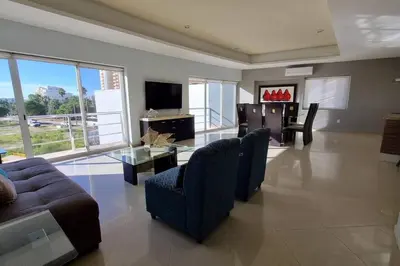 Una televisión o centro de entretenimiento en Grande Condo 1 Cuadra de Playa