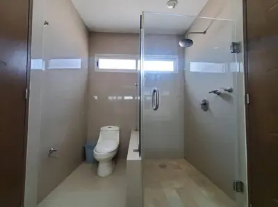 Un baño de Grande Condo 1 Cuadra de Playa
