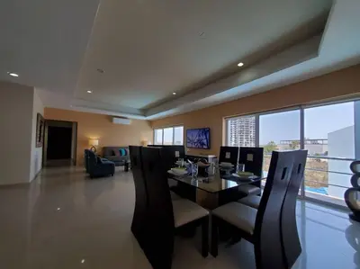 Una televisión o centro de entretenimiento en Grande Condo 1 Cuadra de Playa