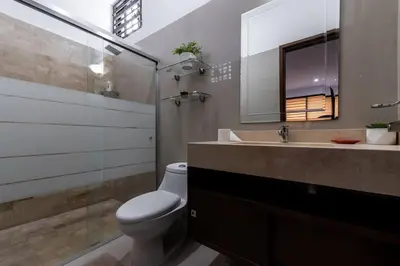 Un baño de Departamento a 2 minutos de la playa by G P S rentas