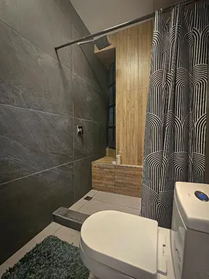 Un baño de Lujoso depa cerca del consulado.