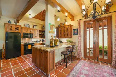 Una cocina o zona de cocina en Wonderful 3 Bedrooms & 3 Bathrooms Home