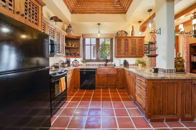 Una cocina o zona de cocina en Wonderful 3 Bedrooms & 3 Bathrooms Home