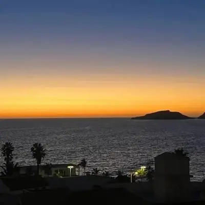 La casa del cerro con vista al oceano pacifico