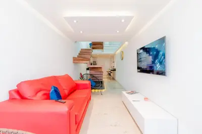 Zona de estar de LOFT ULTRA Moderno y Minimalista con 2 Camas KING Size
