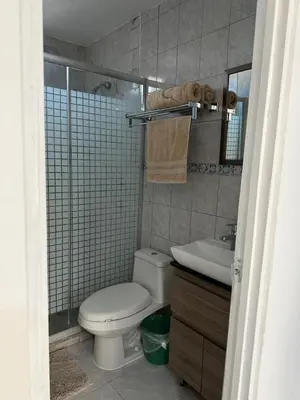 Un baño de Apto comodo, muy cerca de playa 101