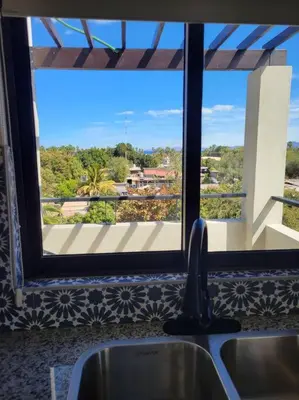 Un balcón o terraza de confortable, amplio departamento