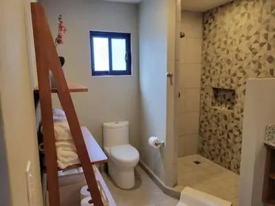 Un baño de confortable, amplio departamento