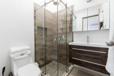 Un baño de para relajarse muy cerca de la playa by G P S rentas