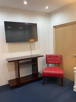 Una televisión o centro de entretenimiento en Renta de habitación/cama matrimonial