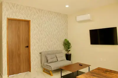 Una televisión o centro de entretenimiento en Hotel boutique cerca de Zona Dorada by G p s rentas